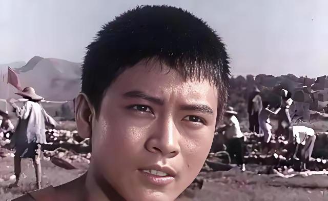 昔日男星刘衍利，前妻是著名主持人丛薇，儿子清秀帅气，如今72岁也老了，脸都长胖了