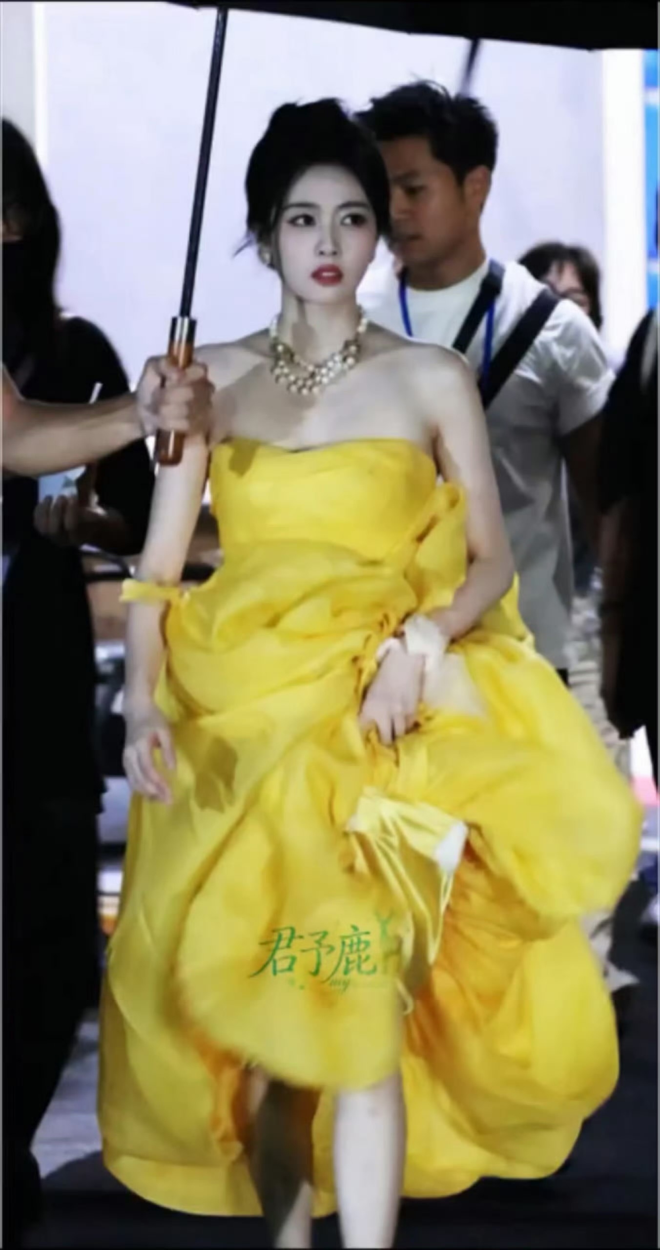 白鹿黄色抹胸公主裙好美！可以和晕呐公主一起去荼蘼之夜吗👸 ​​​