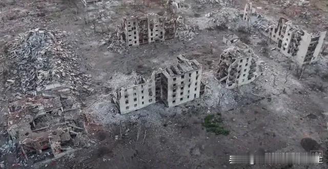 死亡之城！激烈战斗沃尔昌斯克现在是"启示录中"的"风景"。一切都毁了!镇上发生了