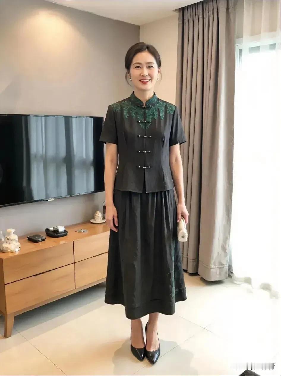 “生日，闺女花一千多块钱送给我的一套衣服，美滋滋的穿出去“烧包”，被人泼一盆凉水