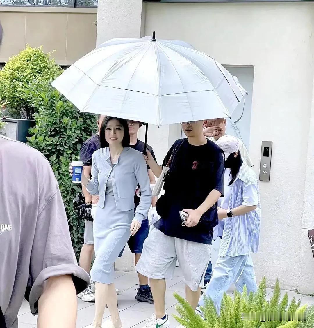 秦岚与钟汉良今天在一起了[恐惧][恐惧][恐惧]流出的照片中，一个雾霾蓝套装，一