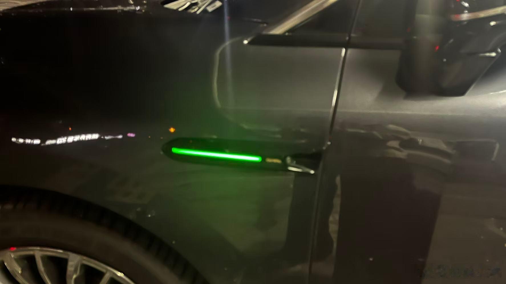 昊铂 HL 的充电交互设计，除了车侧有指示灯，前脸点阵更直观，可以实时显示电量进