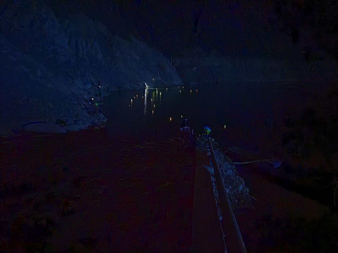 户外夜钓 第一视角 夜间模式 烟波江畔渔船今宵灯火阑珊 视觉效果