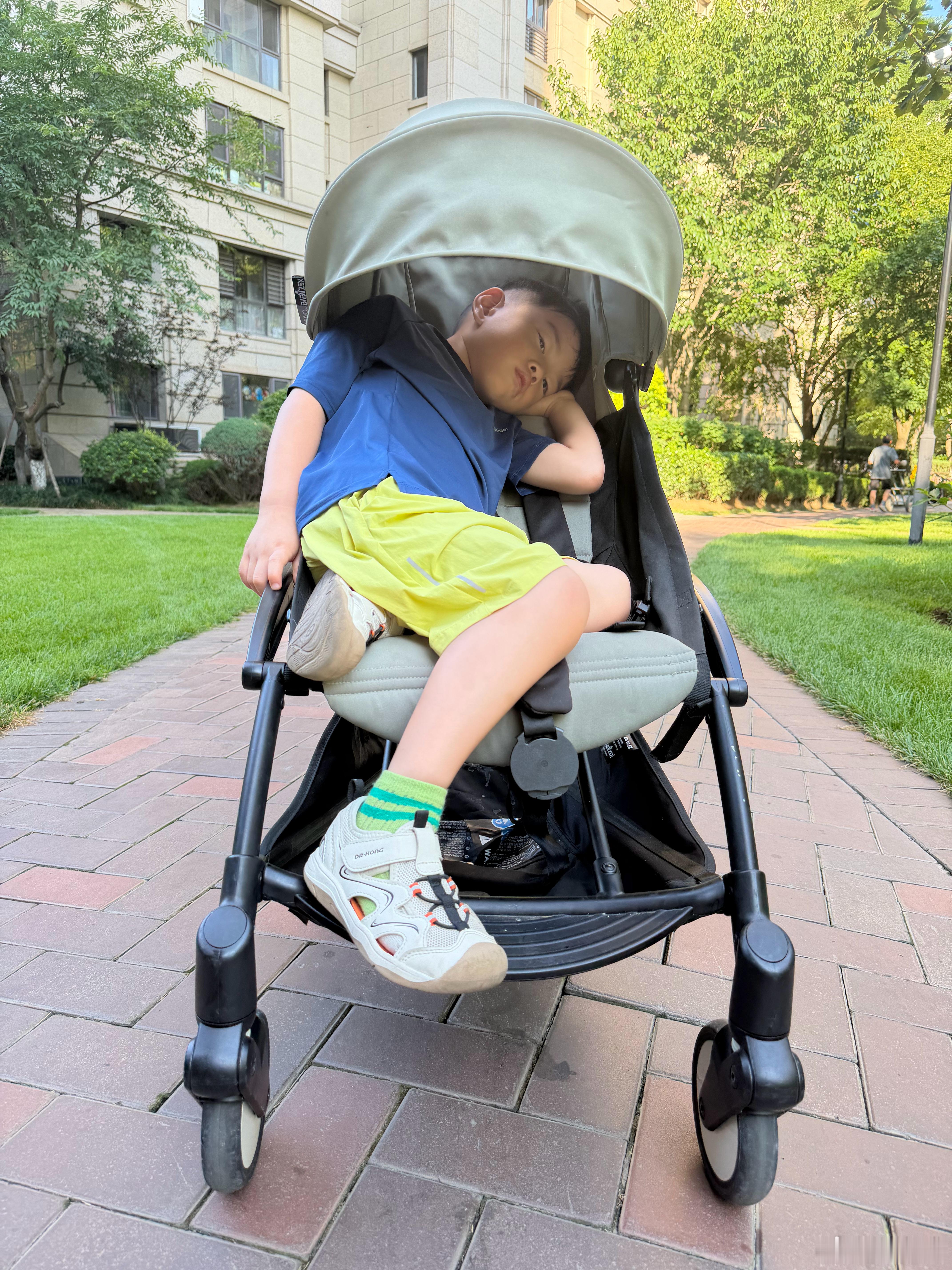 每天睡不醒的橙子去幼儿园的路上还得补会觉我也好几天没7点起床了今天会非常充实且滚