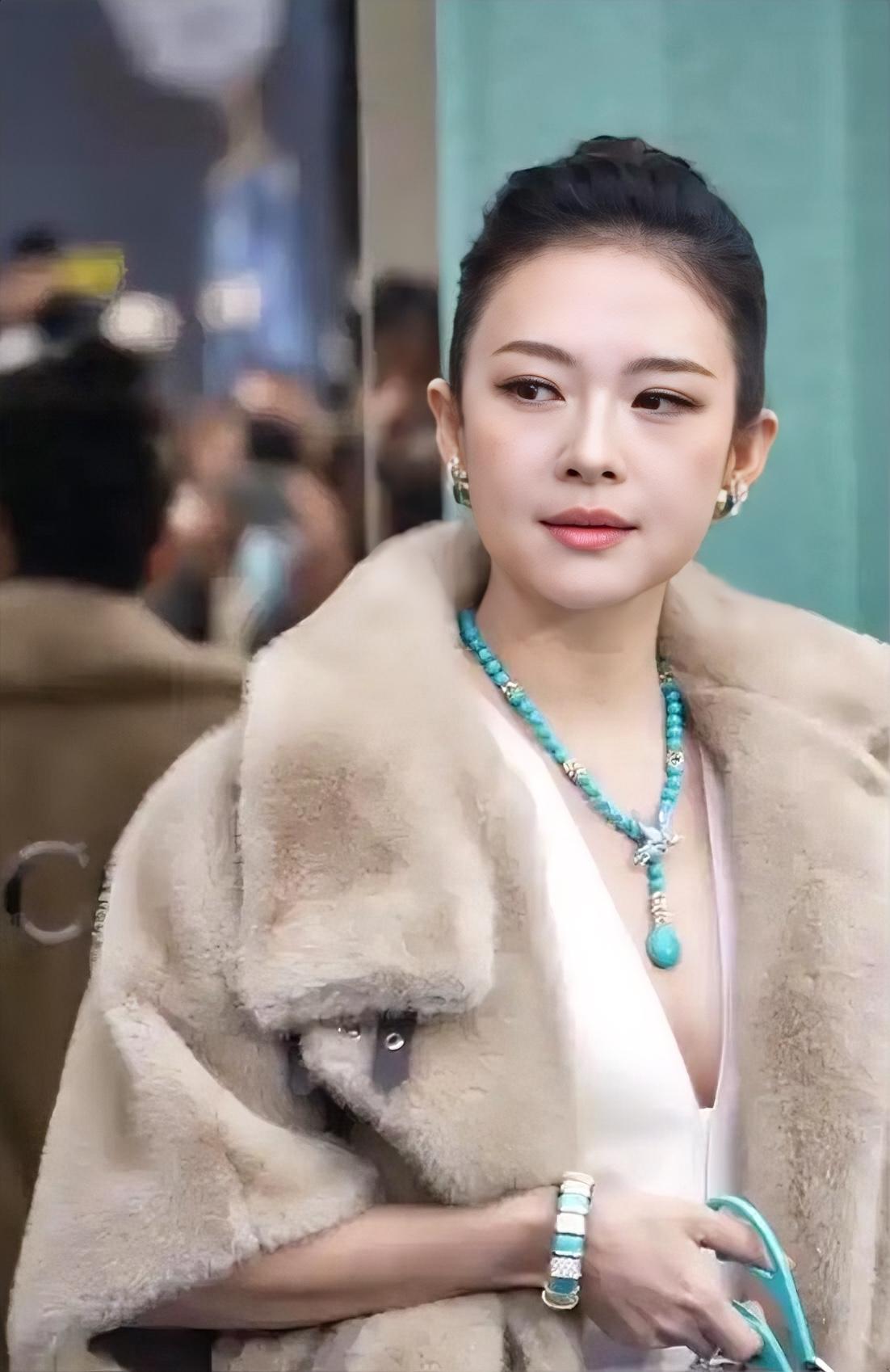 3月14日，章子怡活动生图引发热议，昔日棱角分明的电影脸变得圆润饱满。

有网友