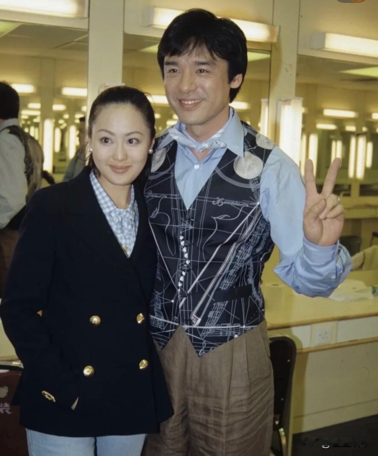 我比较欣赏章小蕙的是人生起起落落到了六十岁出来经商卖货竟然依旧能维持身段体面，把