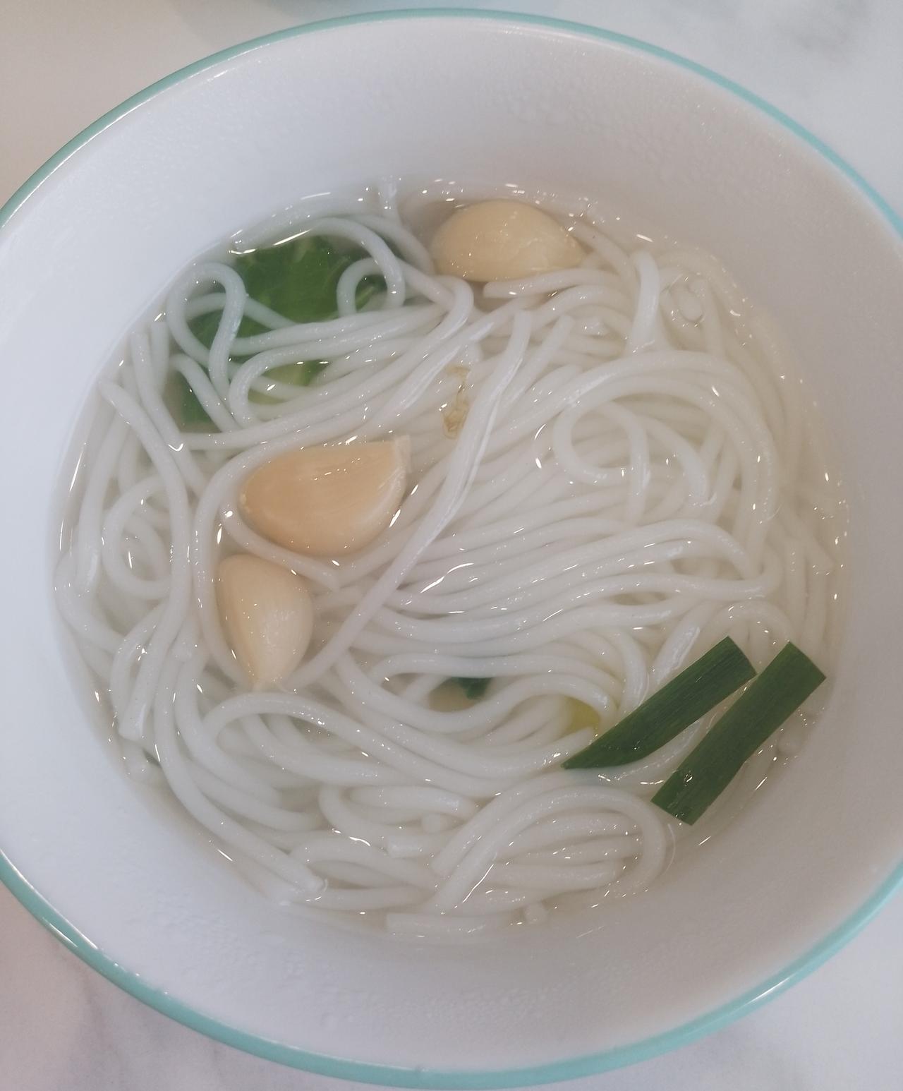 5月3日，云南的天气比广州冷多了，今天有雨，13℃，早上是自助餐，我要一碗不辣的