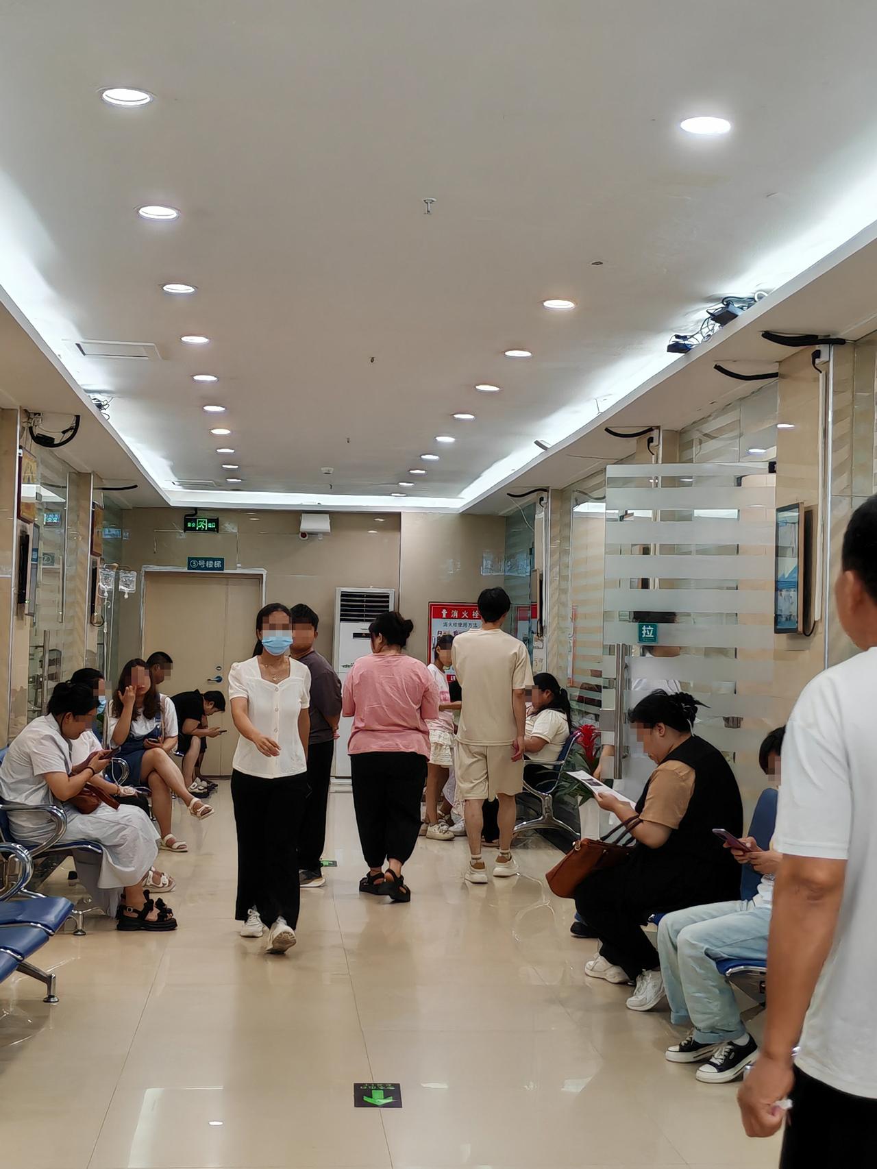 “哎？咋先上船后上岸？你不是第一个挂号吗？怎么到现在还没叫人？”坐了半天，亲戚疑