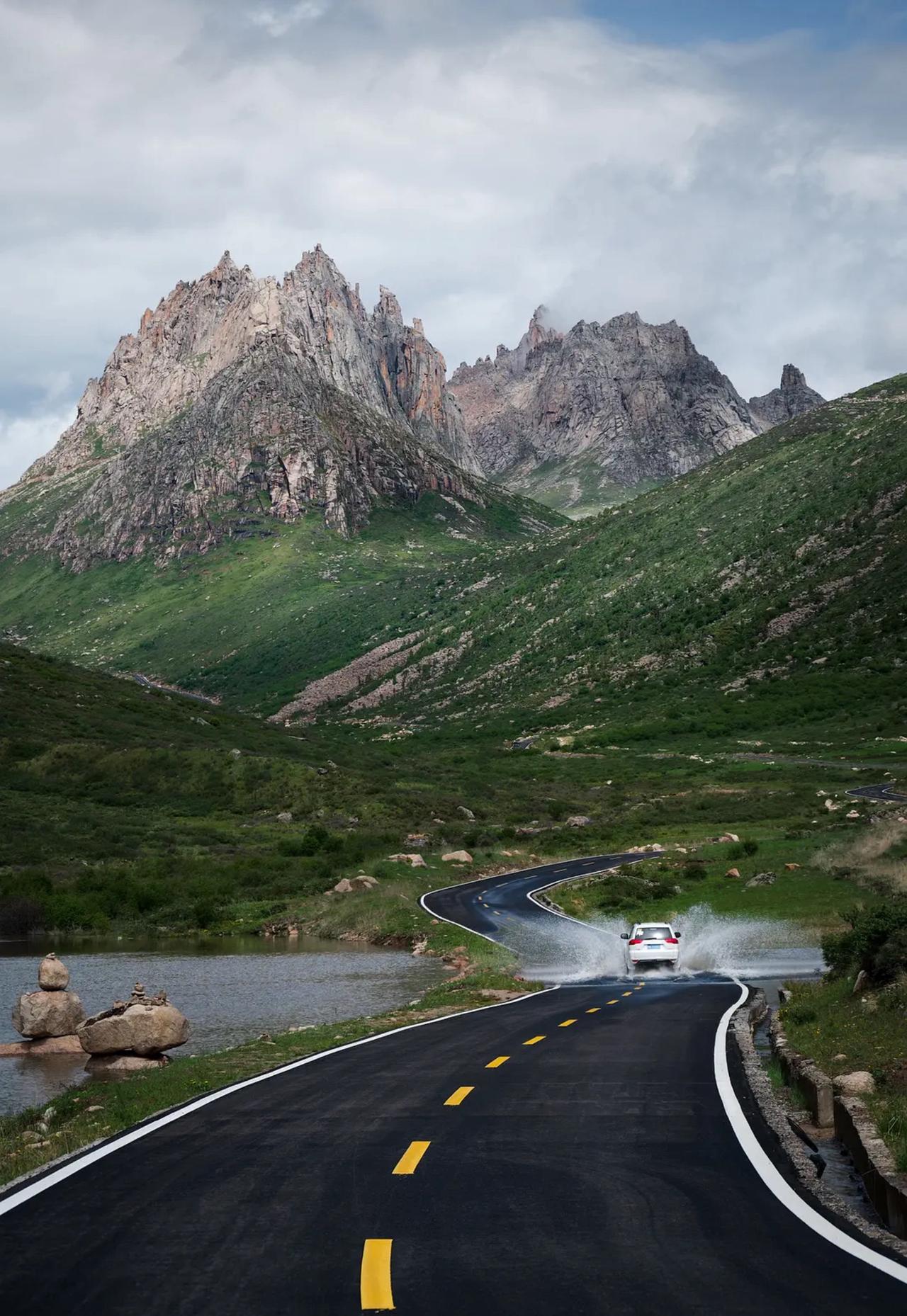 爷爷告诉我们的老规矩：

1、吃饭，筷子不插碗。
2、敬酒，杯口要低。
3、屋里