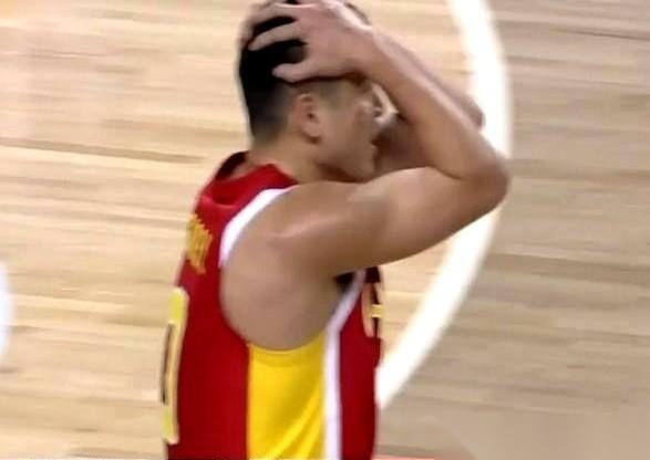 我跟你讲，看完国家队那球，我一晚上没睡好。
感觉就像时间机器坏了，一下子给我扔回