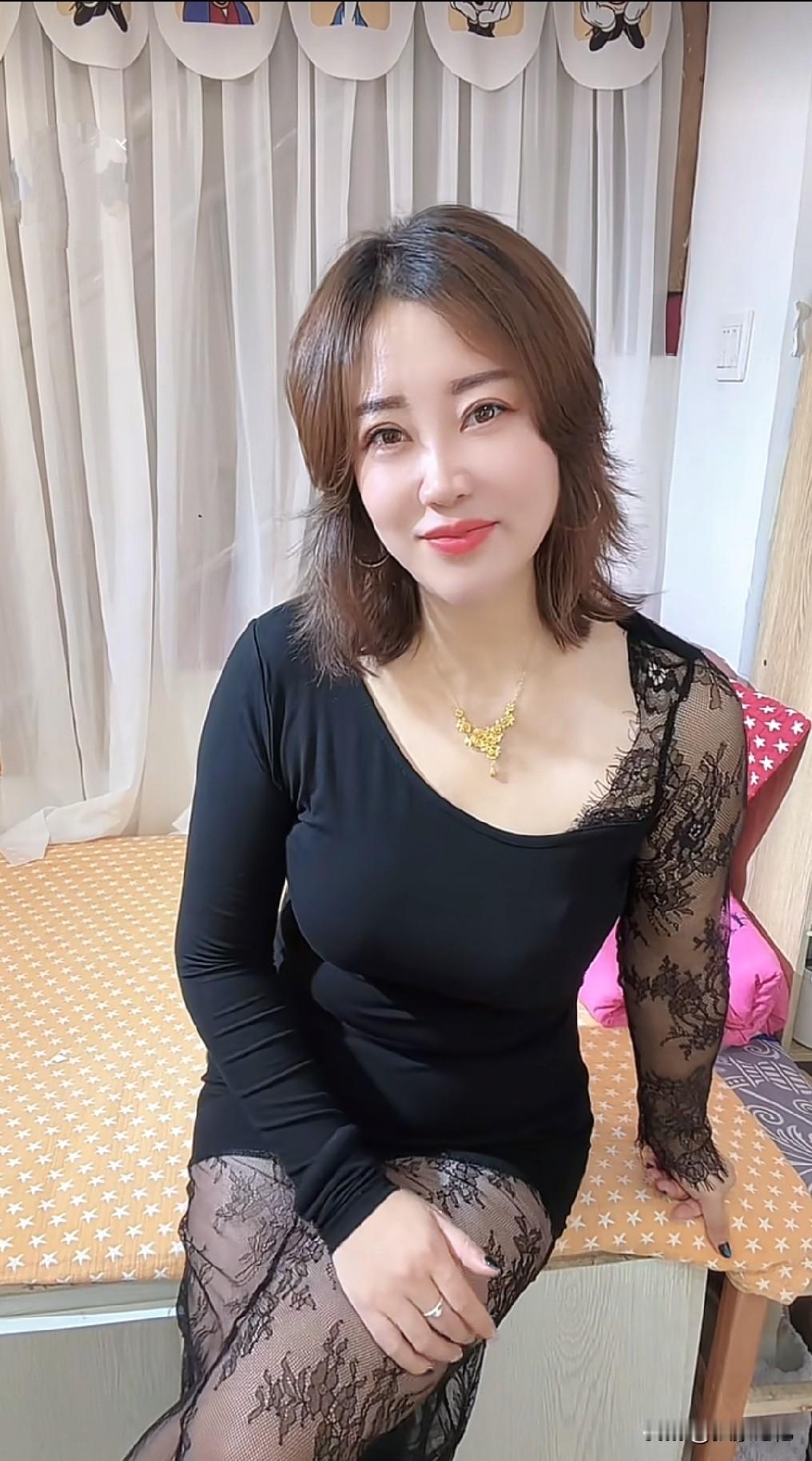 40岁老阿姨了,还有人喜欢吗?
今天收拾梳妆台翻出去年的眼影盘，最闪的那格已经被