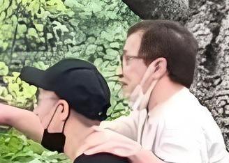 2026年4月7日，成龙在72岁生日之际，与儿子房祖名低调现身广东惠州苏东坡祠。