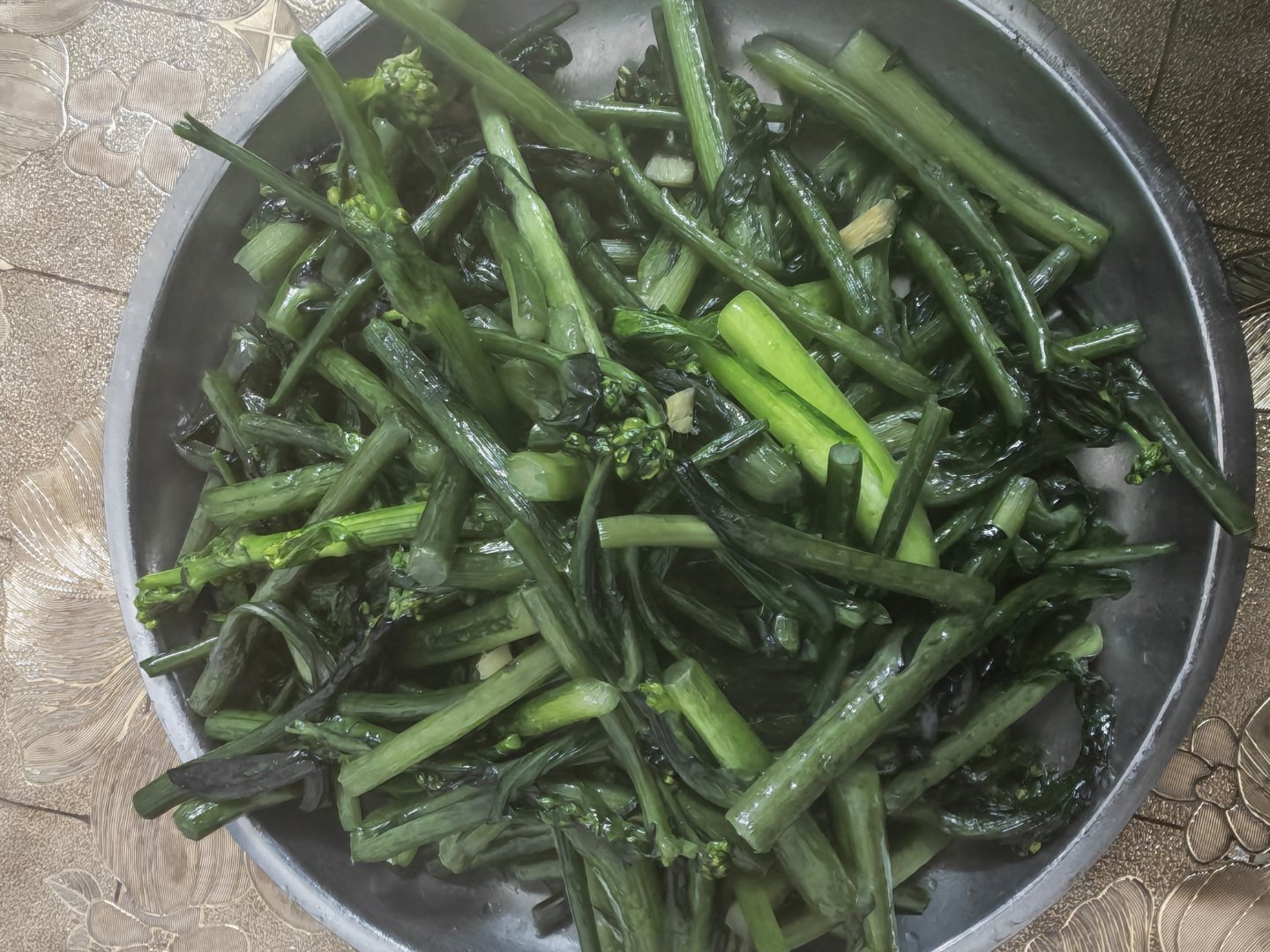 开始吃剩菜昨晚的年夜饭，做了一大桌子菜没吃完，还有今天早上的鸡汤都没喝完，晚上就