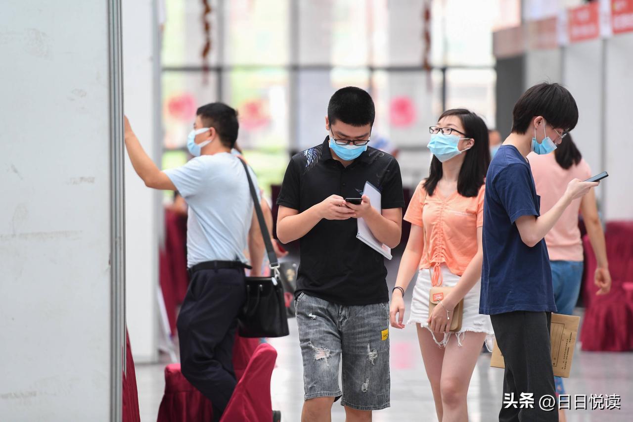 亲戚家姑娘今年刚大学毕业，打算在荆州城区找工作。他们家不在沙市，来回跑面试折腾人