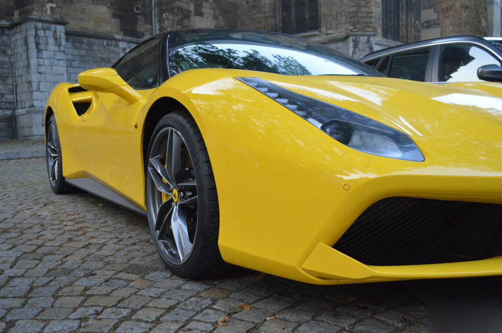 黄色法拉利488 GTB 