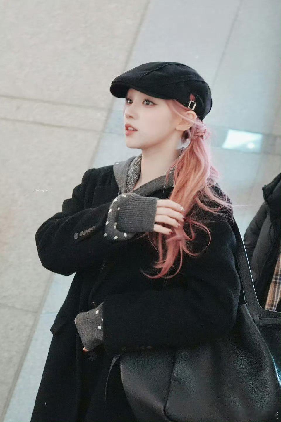 宋雨琦粉发低马尾路透宋雨琦韩剧女主既视感宋雨琦粉发低马尾路透，好美啊， 