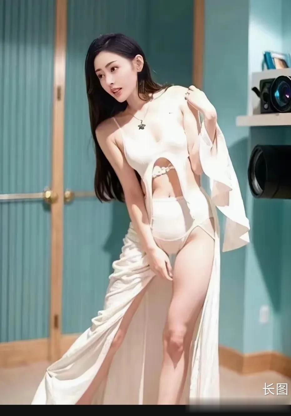 网传这是让汪峰激发创作欲望的小姐姐。确实是很美，穿搭也大胆。一席造型独特的服饰，