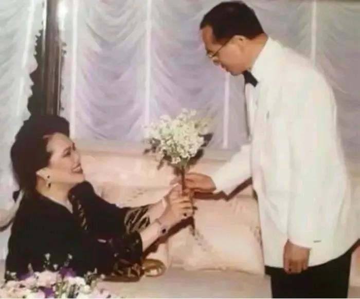诗丽吉王后和老泰王你献花我弹琴，夫妻看似恩爱依旧，就是不知诗丽吉王后的出轨有无像