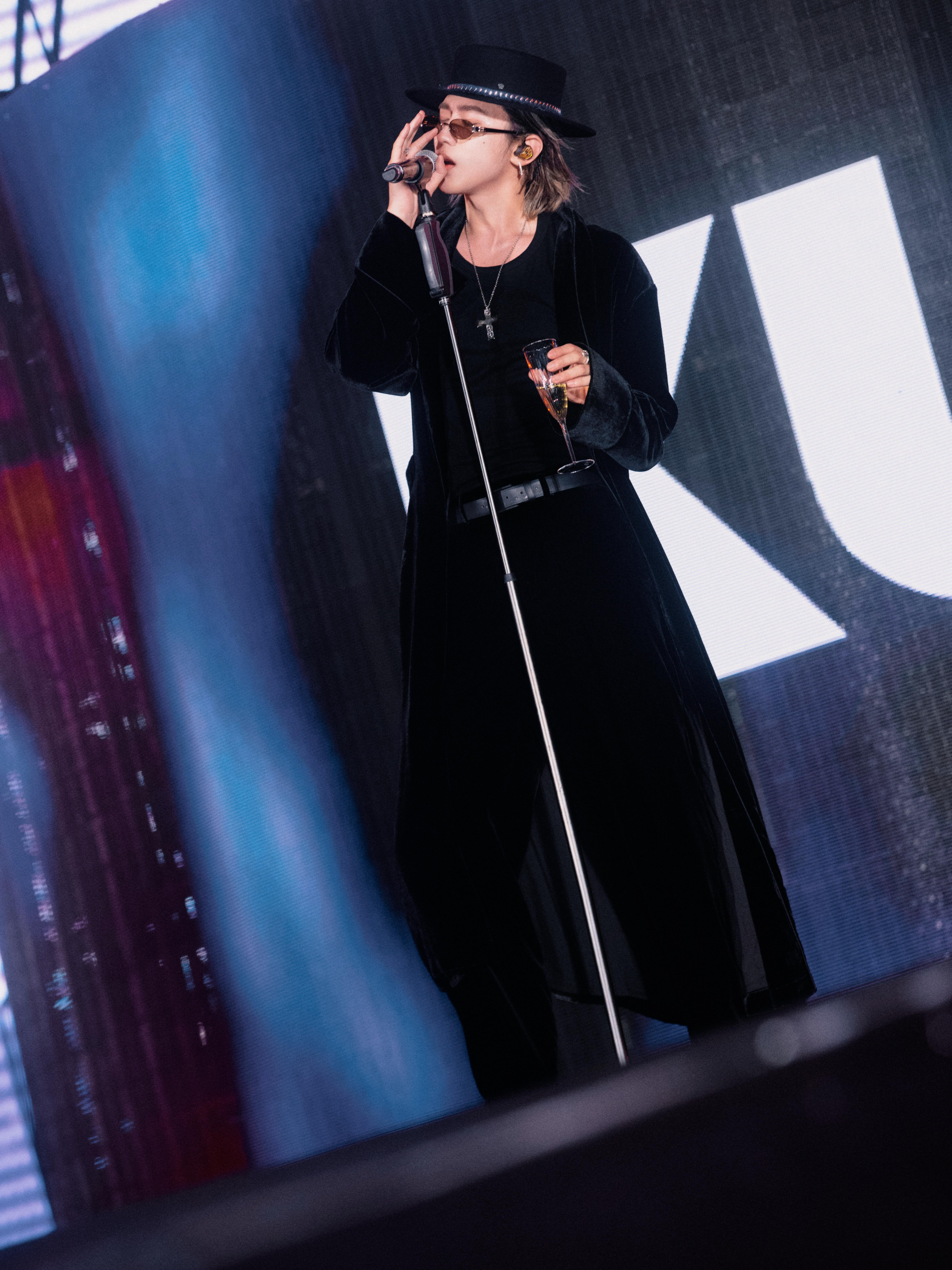 蔡徐坤出席WATERBOMB澳门音乐节图集，丝绒长袍、黑背心、礼帽、复古墨镜、项