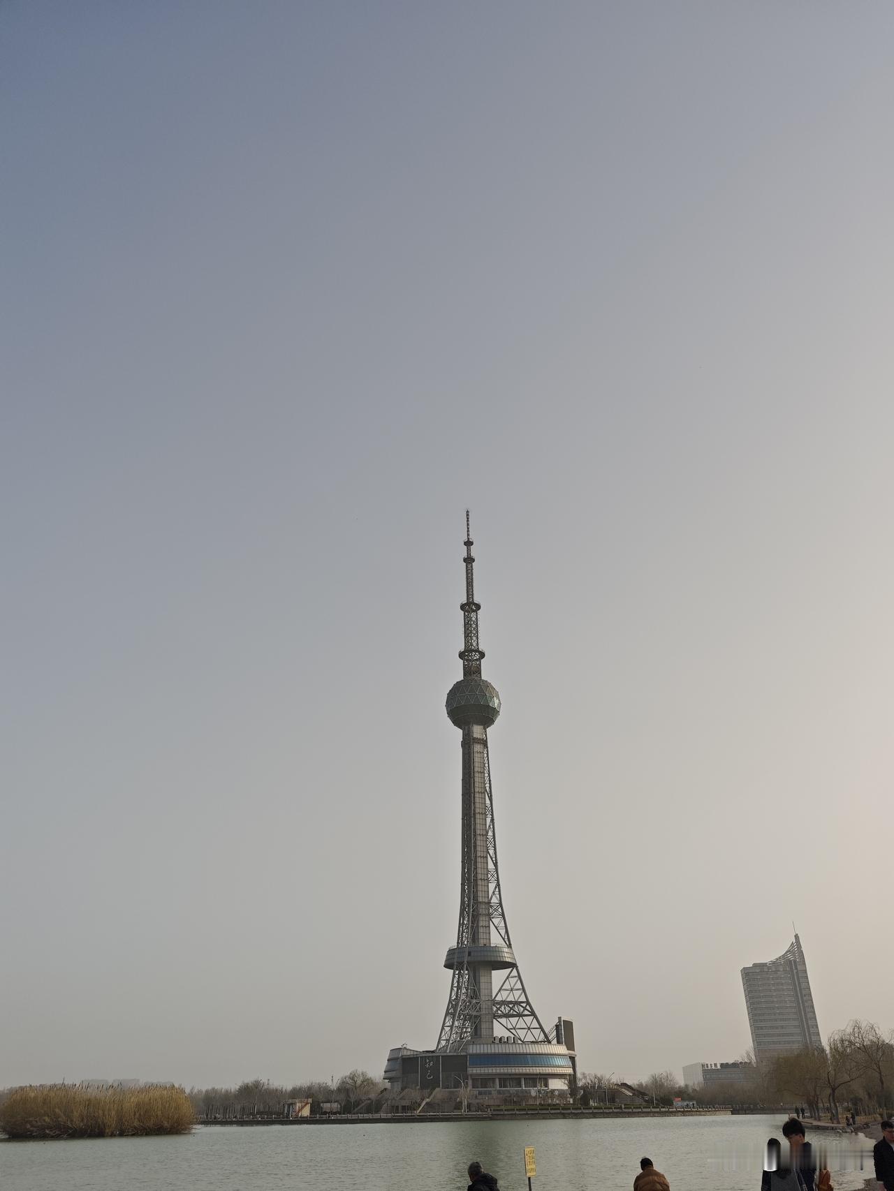 二十八儿那天，发小开车带其同事 二人上山玩，拐弯车翻至沟里，他跳车安然无恙，其同