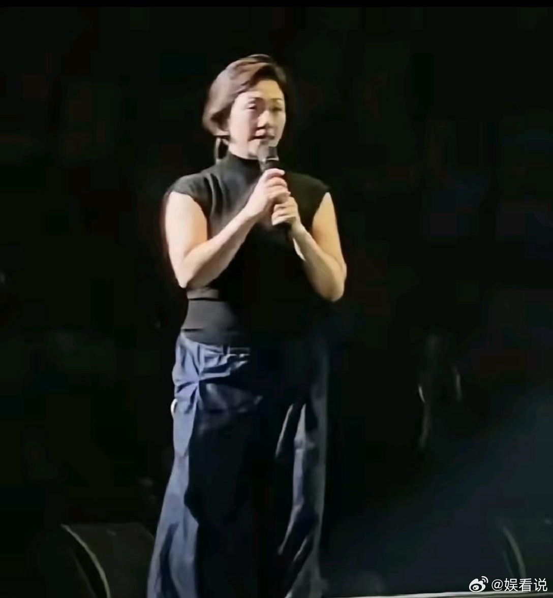 林忆莲明显发福了。 