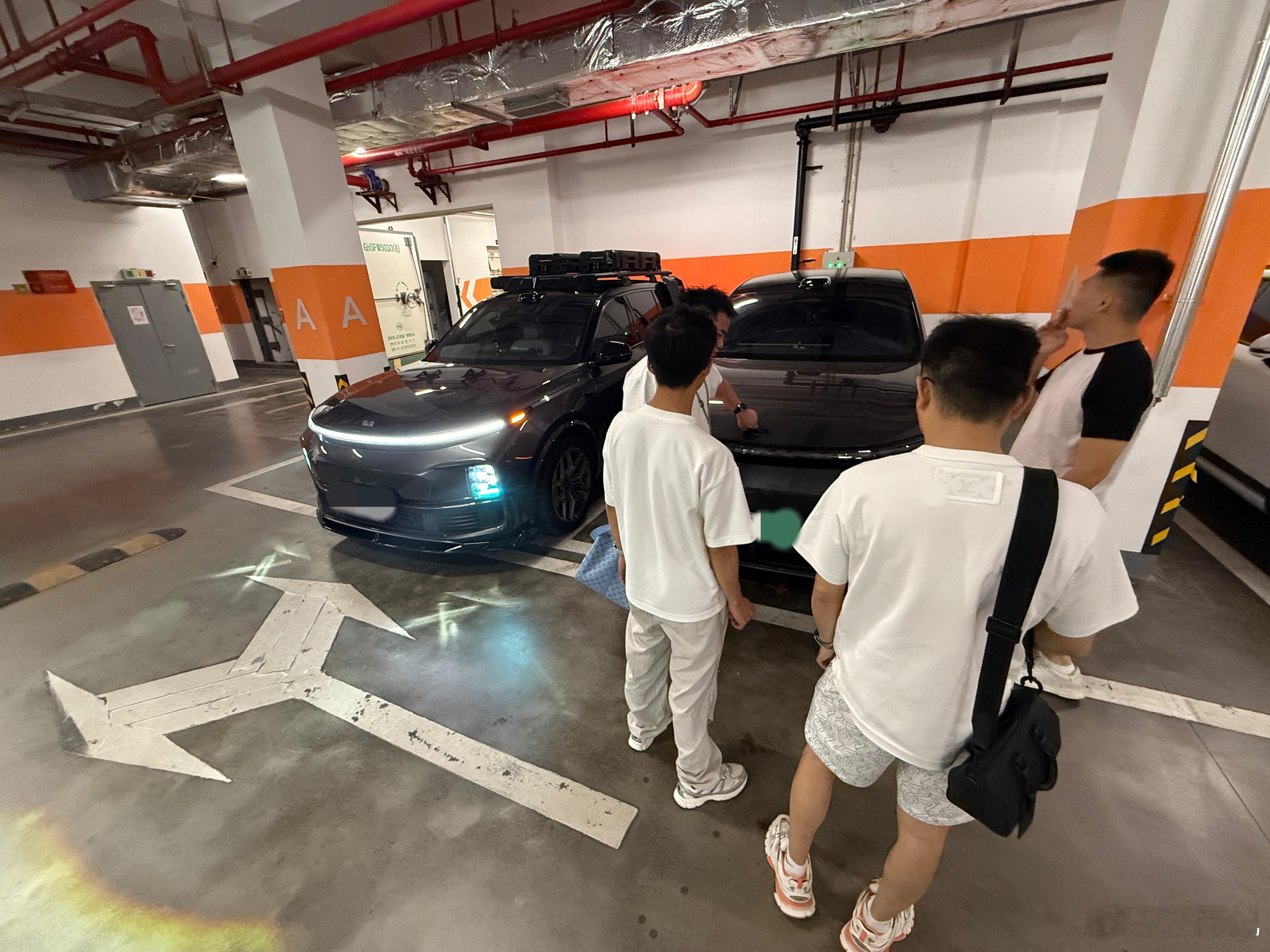 老baby们半夜不睡觉地库对着车聊完了又到大堂继续聊我困了，要睡觉！！！[允悲]