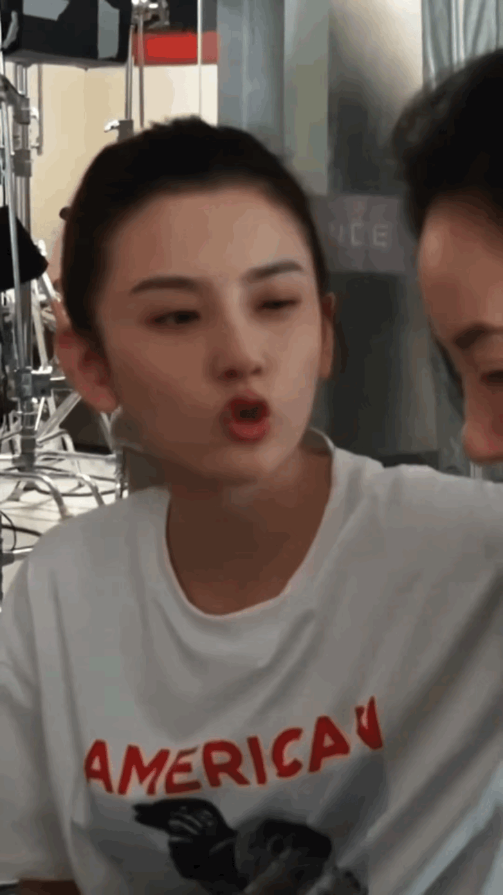 很多观众觉得宋祖儿的脸长得太标致和权威了，有点内地“张柏芝”那个味儿了

个人觉