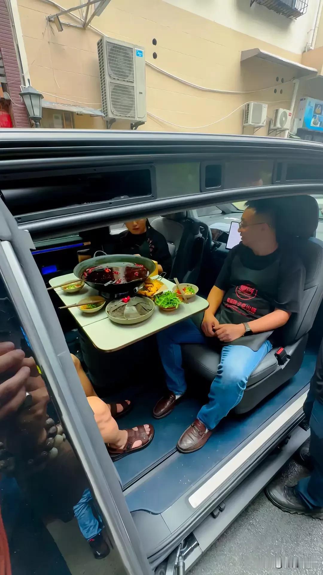 万万没想到！一觉醒来，极氪高管被网爆骂上热搜！只因在车上吃了顿火锅，你说冤不冤？