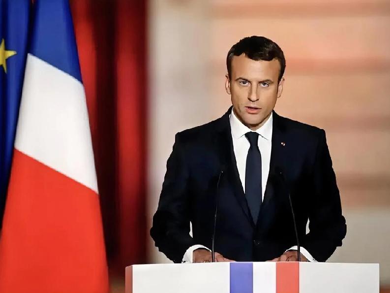 我看到这篇文章时，确实没忍住笑了！[捂脸]

马克龙刚喊着要派兵去乌克兰“主持正