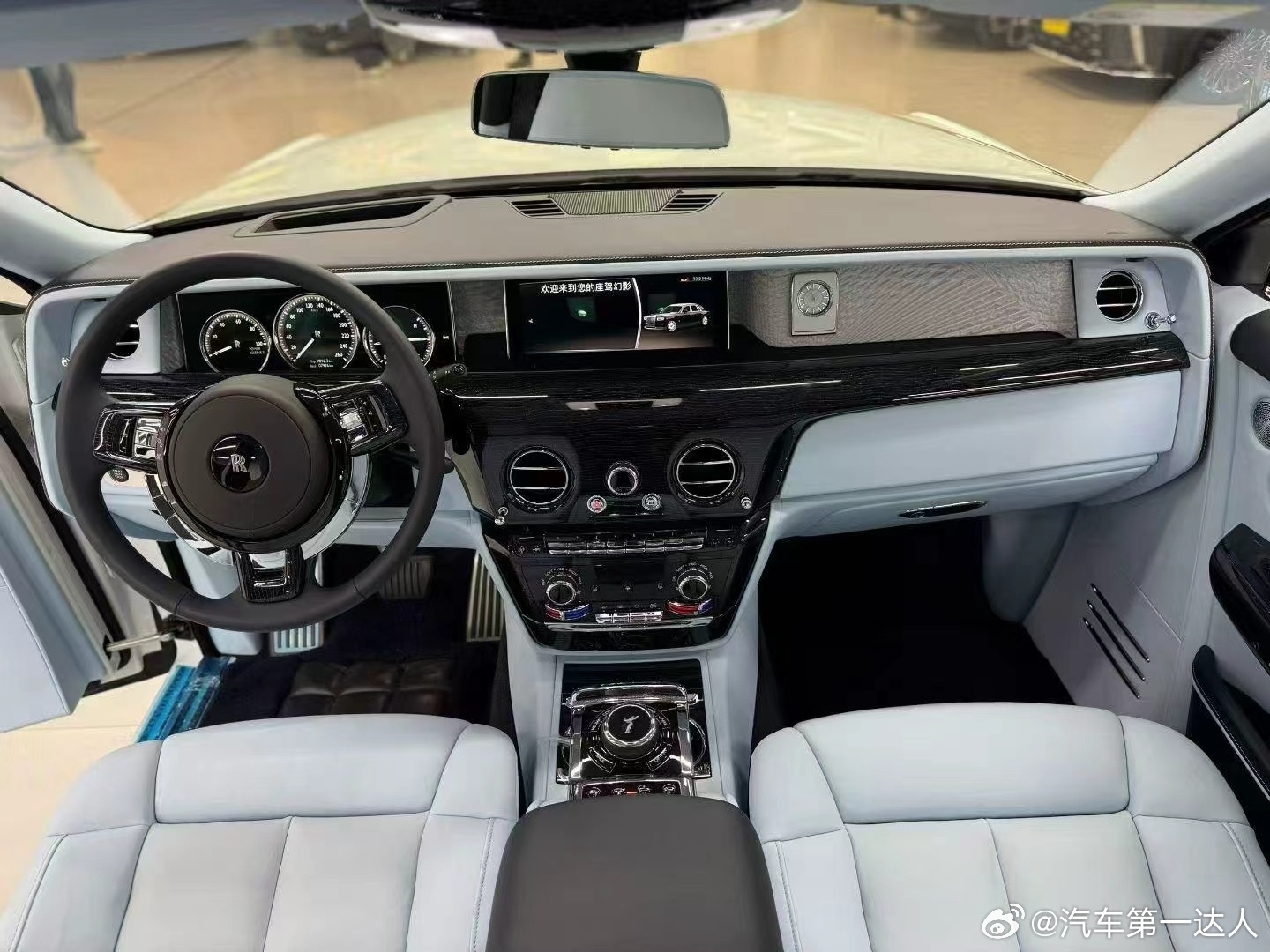 劳斯莱斯幻影八代半加长版｜以从容，致巅峰，人生至境，是阅尽繁华仍守内心宁静。这台
