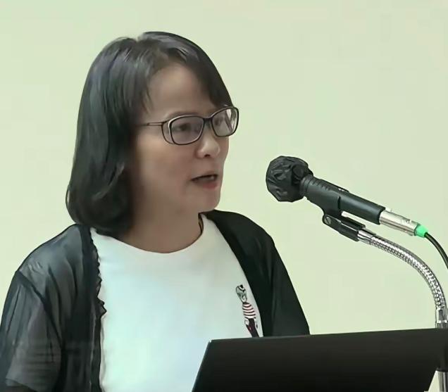 台湾爱国女教师区桂芝严厉抨击郑丽文：你一边说和平，一边购买军火，这可能和平吗？你