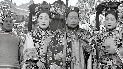 慈禧的贴身宫女回忆：入宫后，整晚都要侧着身子、夹紧双腿睡觉，期间不能改变姿势。其