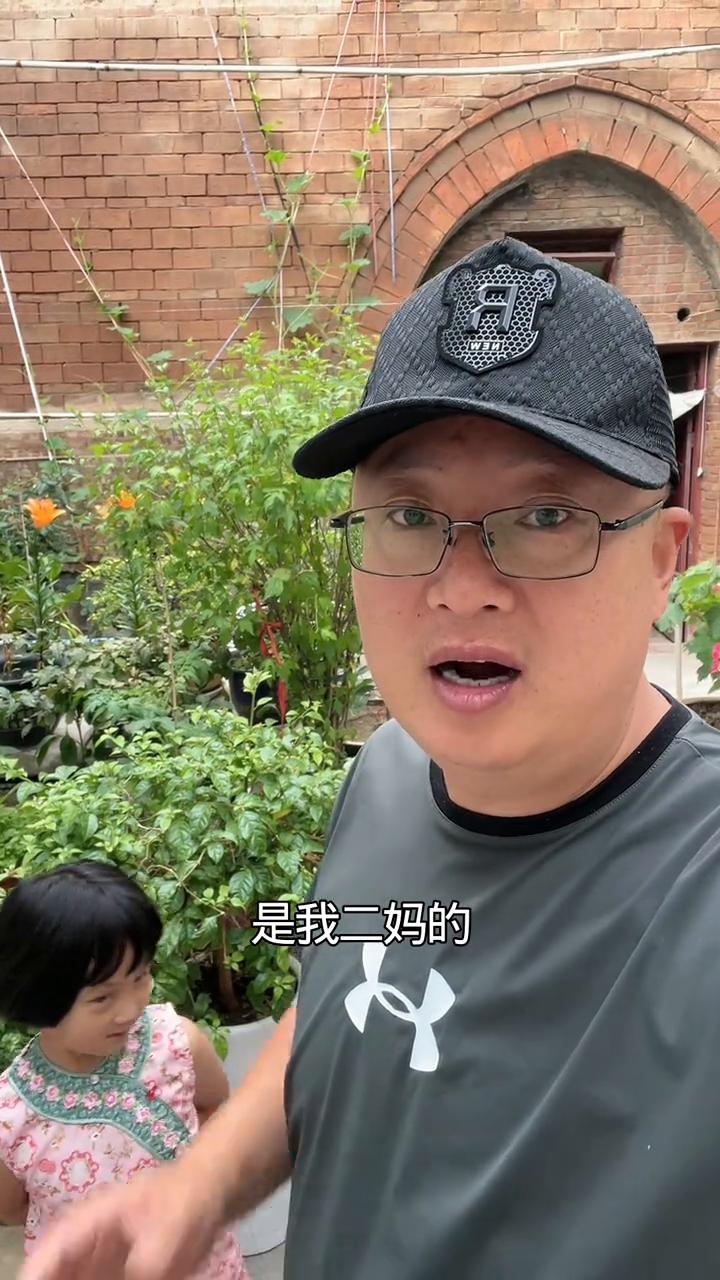 嗨大家好，我是西北郎。打个招呼，今天是我二妈的3周年祭日，我们全家人就要到这边来
