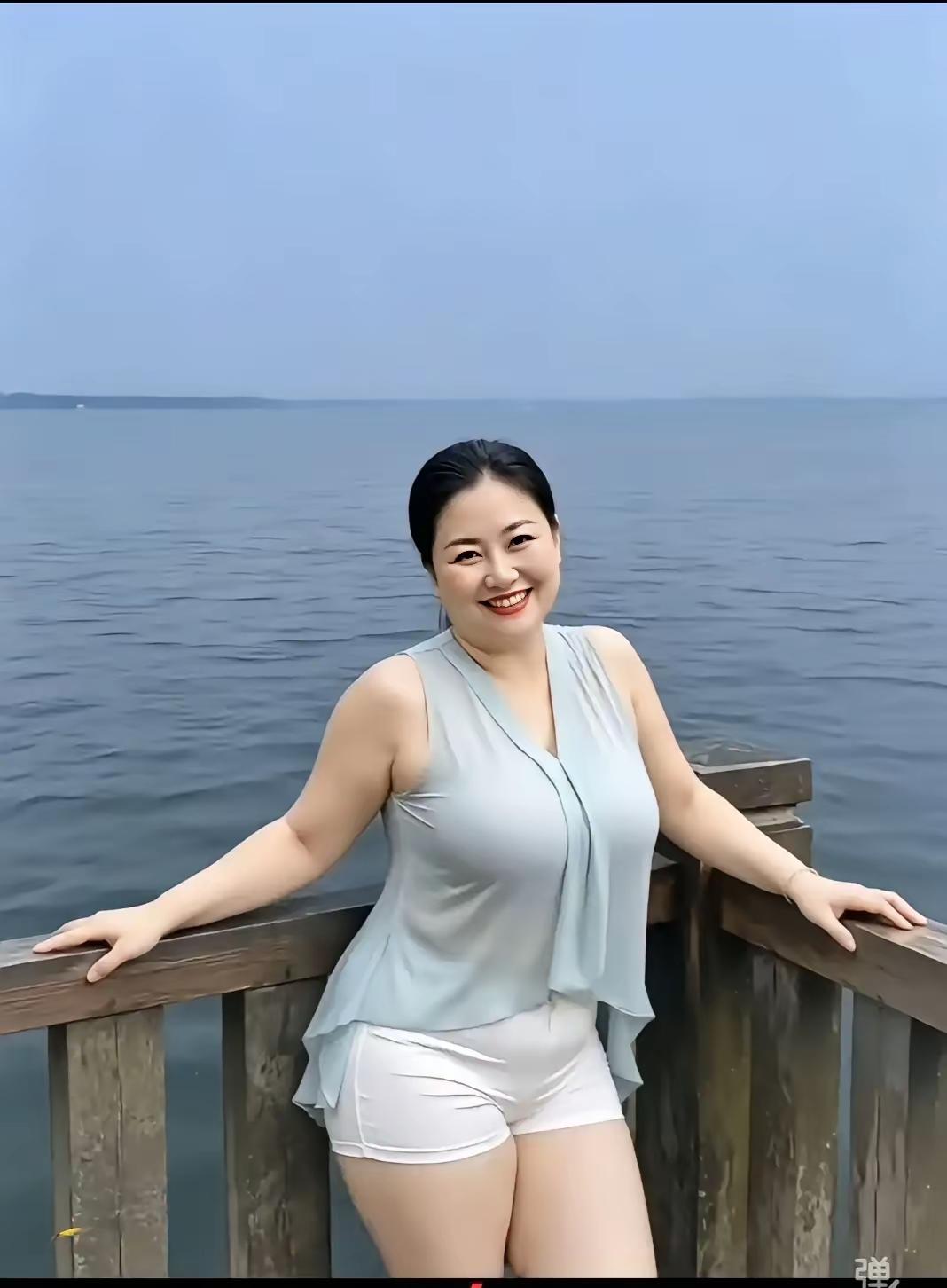男人喜欢白白胖胖的女人，当然不能太胖，最好是不胖不瘦，不高不矮的女人。像下 面图