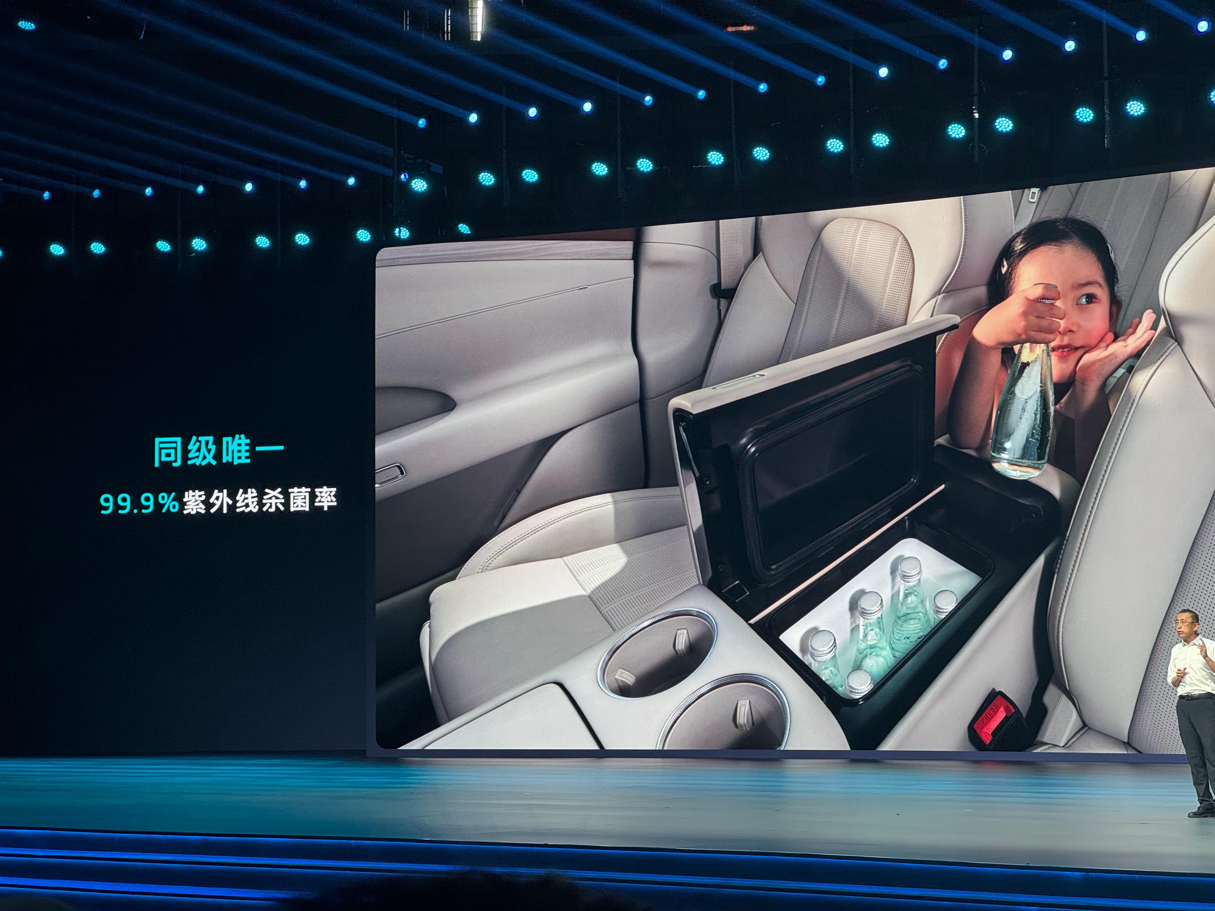 岚图 FREE+的这个冰箱设计很好左右可以开门后排也能方便取拿之前还给另一家车企
