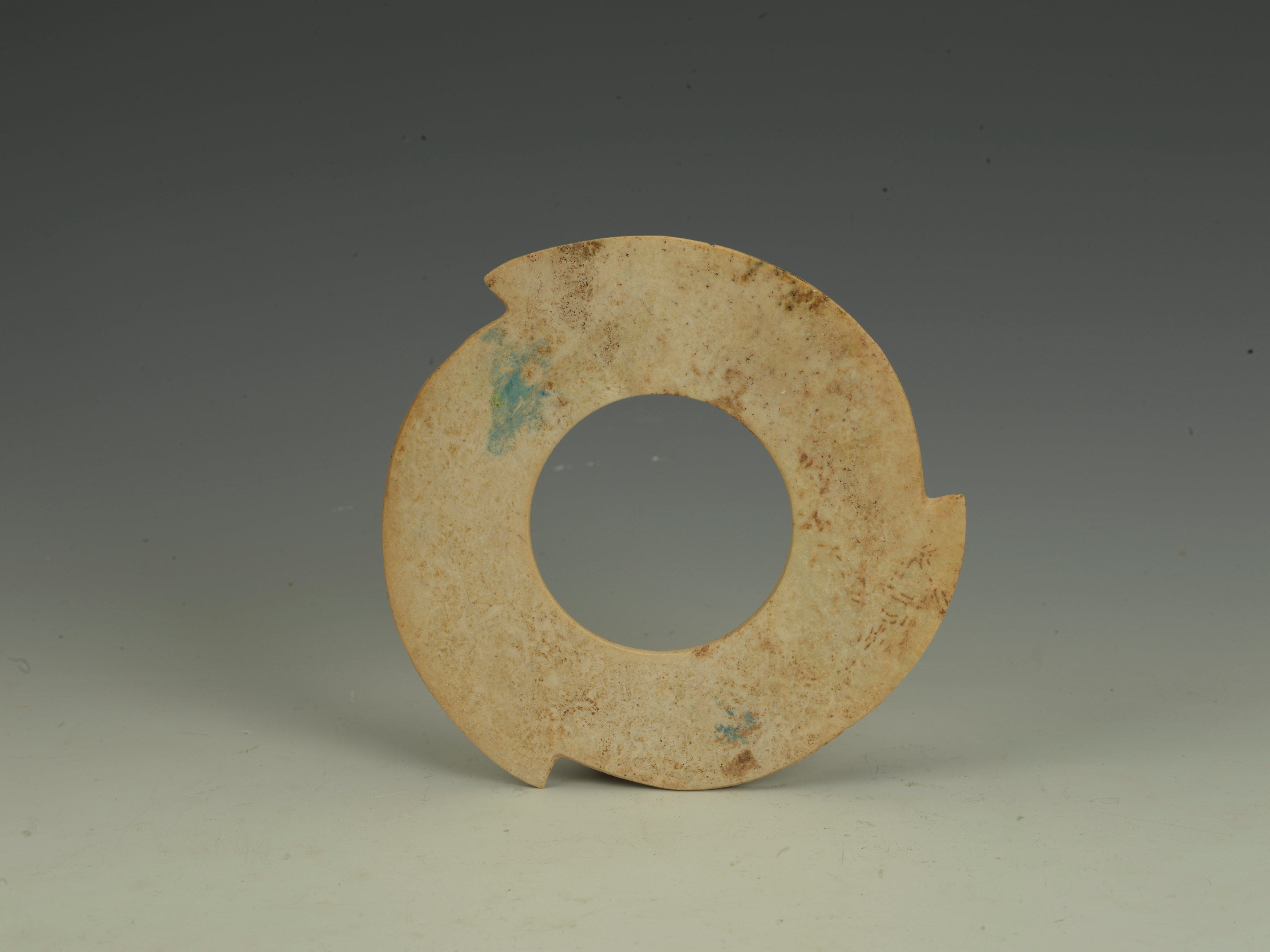 山西襄汾陶寺遗址博物馆藏陶寺文化(公元前2300-前1900年)的玉璇玑 