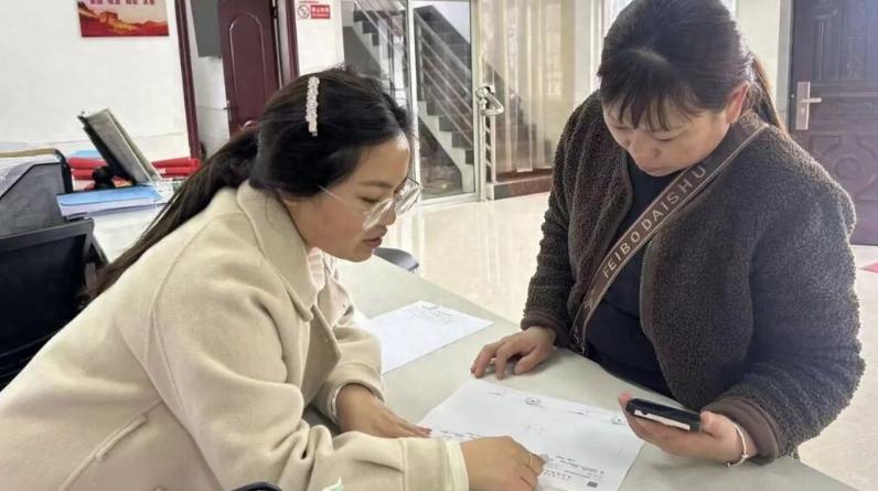 城乡医保缴费怕漏缴？八岭山镇党员干部下沉，参保工作圆满收官
很多农村老人不会操作