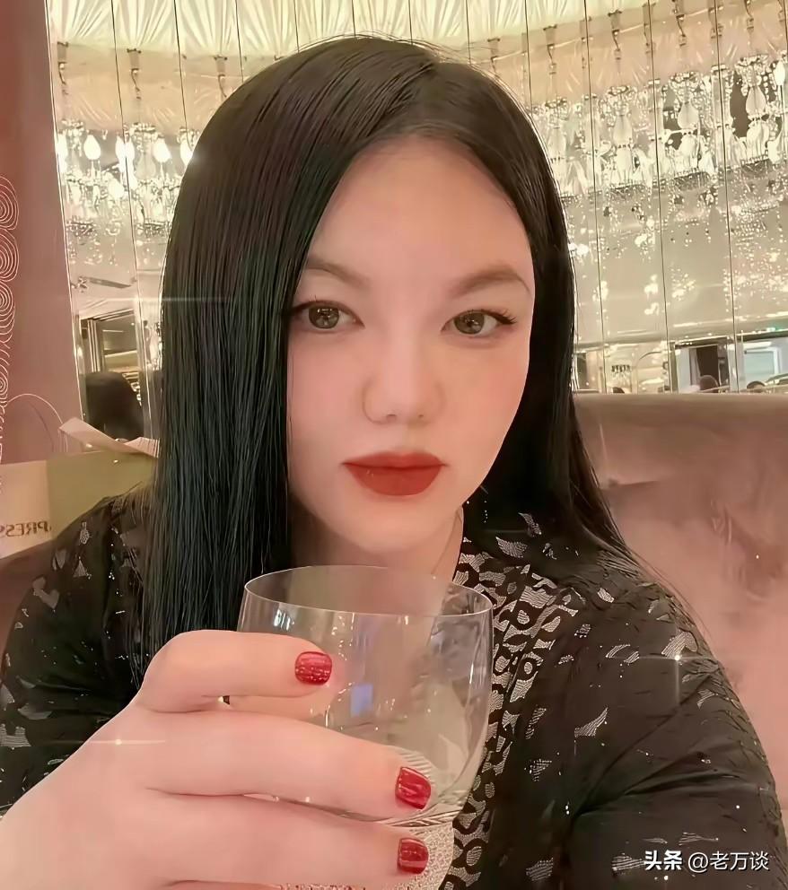 如果李湘这张照片没有经过 PS，那么她还不是那么夸张的胖。曾经看到她的几张照片，