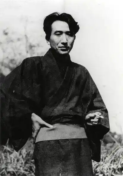 对讨厌的事不敢说明，对喜欢的事也像偷东西似地战战兢兢，在那种痛苦的滋味以及难以言