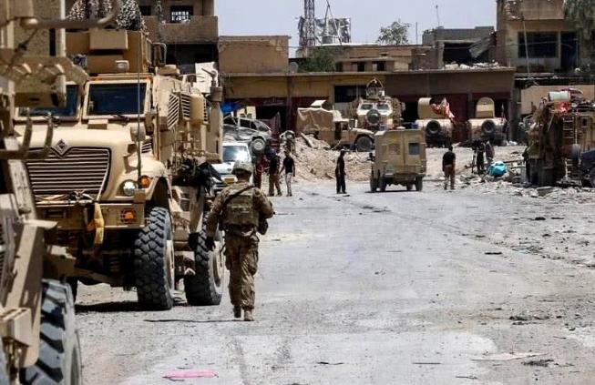 一艘满载着3500名美国大兵的两栖攻击舰，就这么悄无声息地，滑进了中东。
船刚停