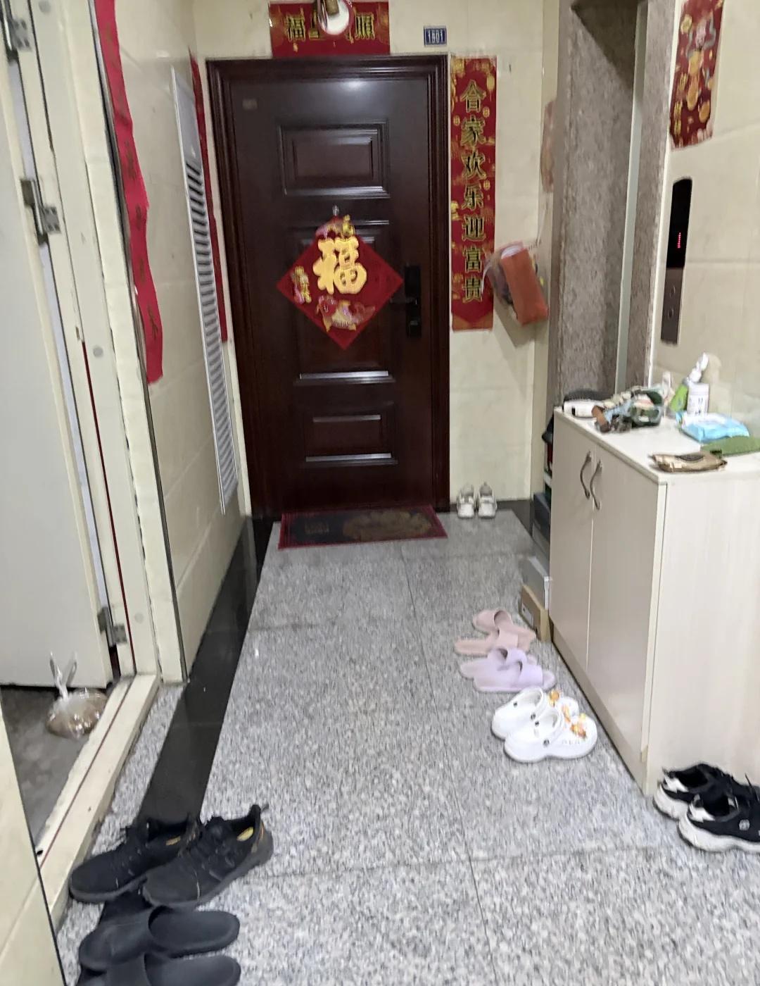 对门楼道堆满鞋子异味大，怎么提醒不伤和气
想问下大家，楼道属于公共区域，长期堆放
