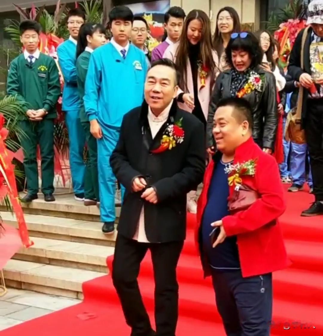 2019年，杨议带着自己的徒弟吴迪参加开业庆典。胸前佩戴红花，可惜 “虎哥”吴迪