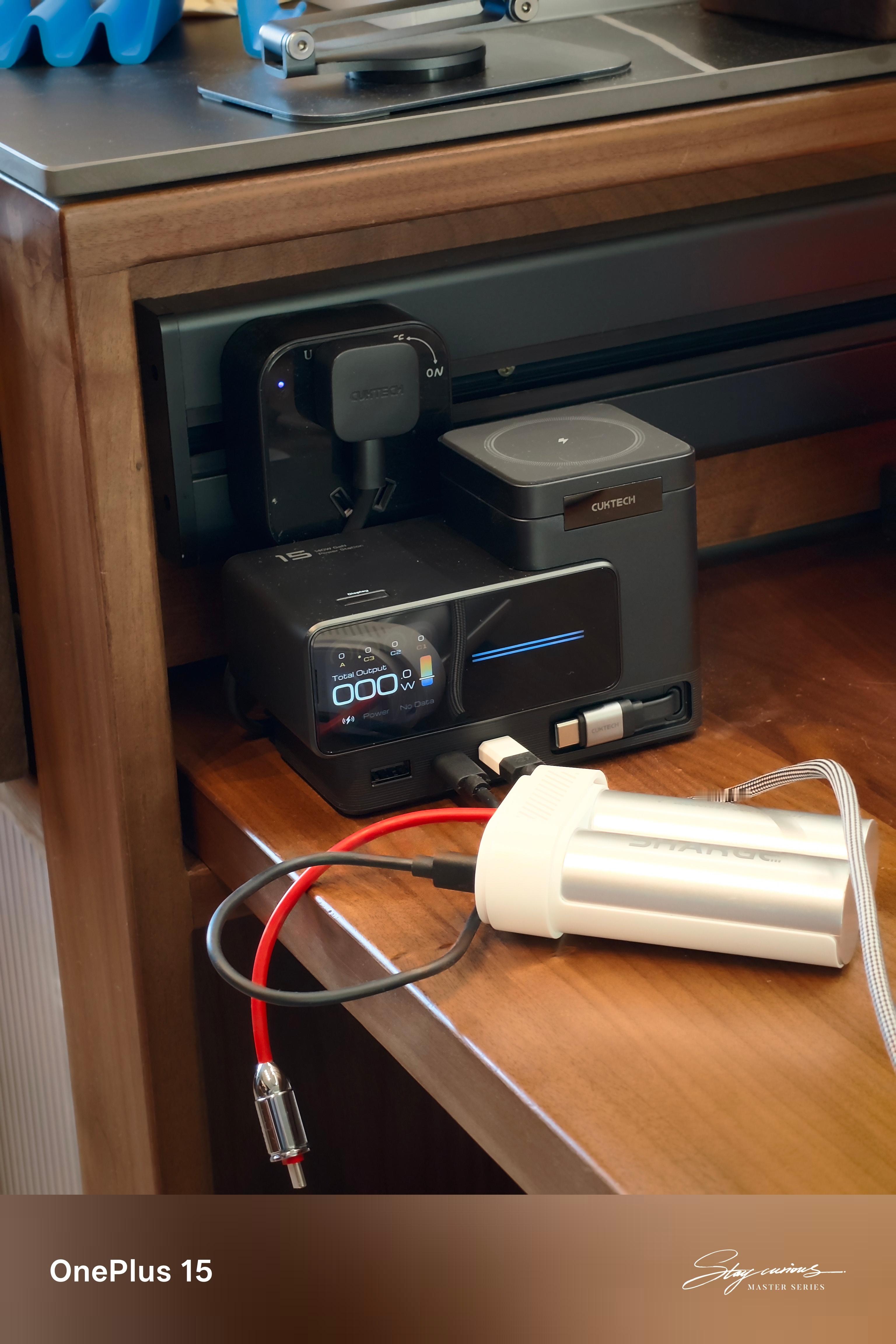 酷态科15号的这个充电站是真不错，我直接固定到餐桌上用了。想要桌面不乱就一定要把