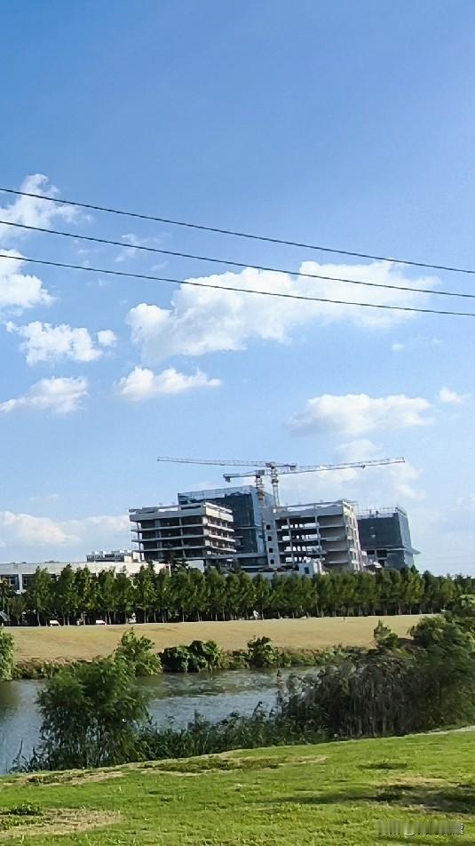 南京今天的气温还卡在30度上下，出门走了三公里，太阳底下走两步还会出薄汗，但往梧