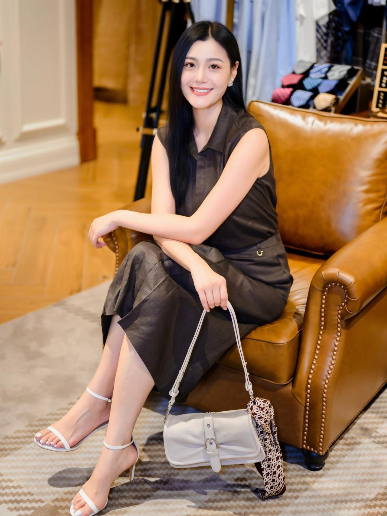 女生如何穿搭看起来时尚更有品味呢淡淡的妆容，端庄得体的连衣裙，就可以展现出女生优