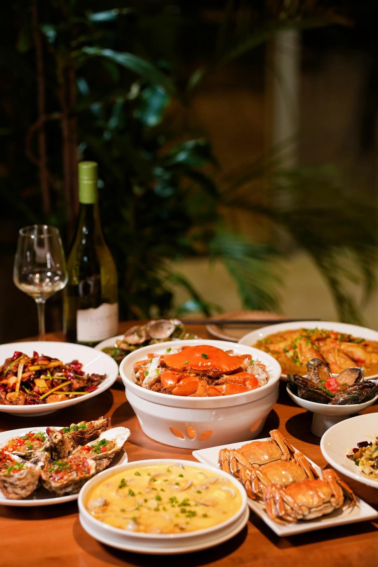 海鲜不只属于沿海，它也可以拥有四川的火气与味道。
以四川麻、辣、酸、鲜的味型体系