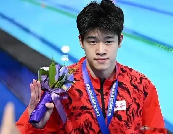 落后3秒47，潘展乐下水前全队脸都是黑的，隔壁日本队已经开始准备庆祝了。可谁都没