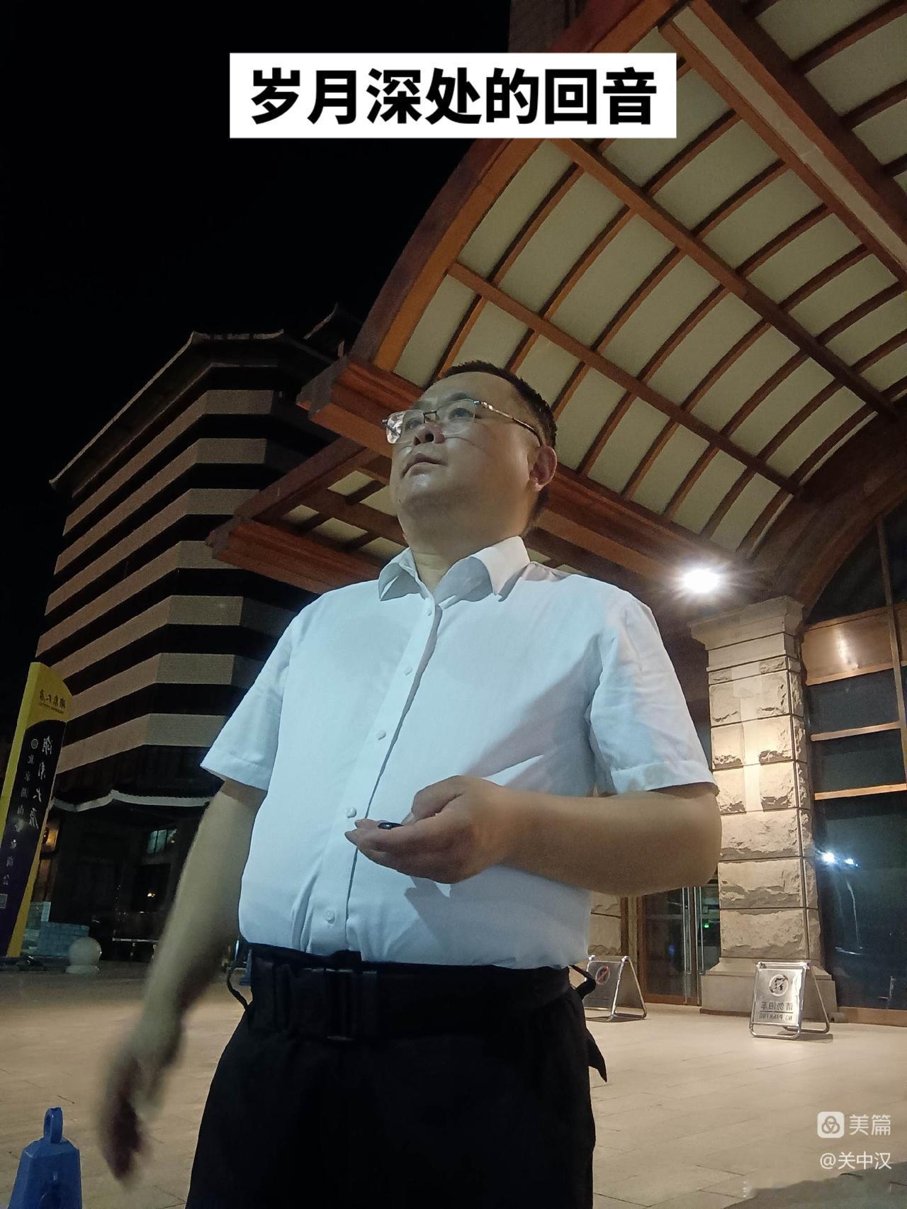 岁月，如同一条悠长的河，载着过往，流向远方。在那条河里，一个故事，一段情，它们被