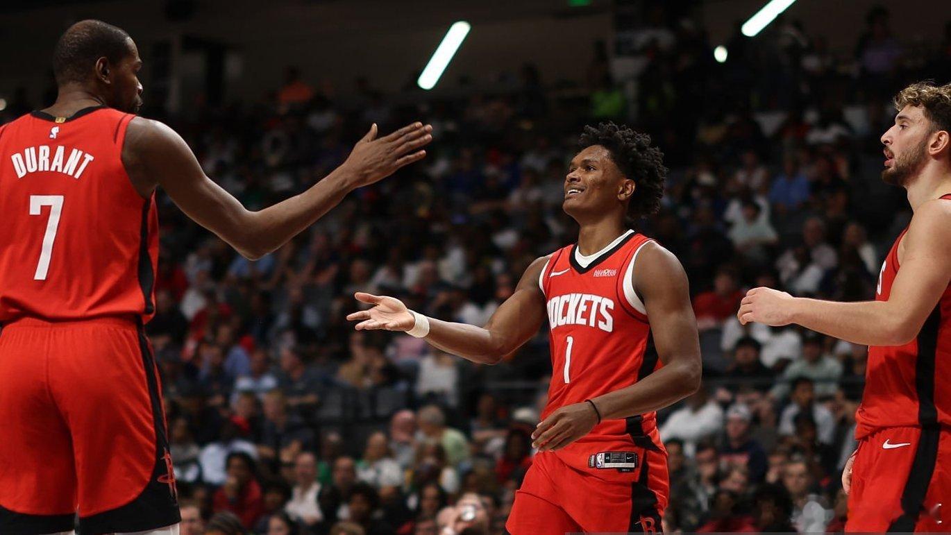 乌度卡说他对今晚的失误和防守意识的缺乏感到不满，但他喜欢双内线（申京￼+亚当斯￼