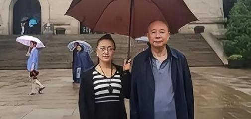 服刑18年的“中国首富”牟其中，8年前终于刑满释放，谁料在监狱门口迎接他的女人并